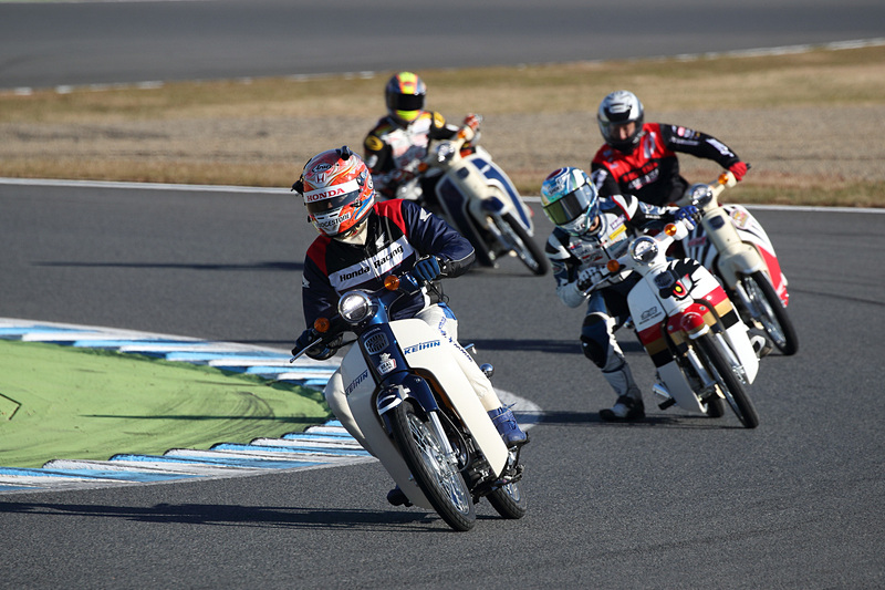 スーパーカブでもMotoGPマシンの乗り方になってしまうライダーもすごい