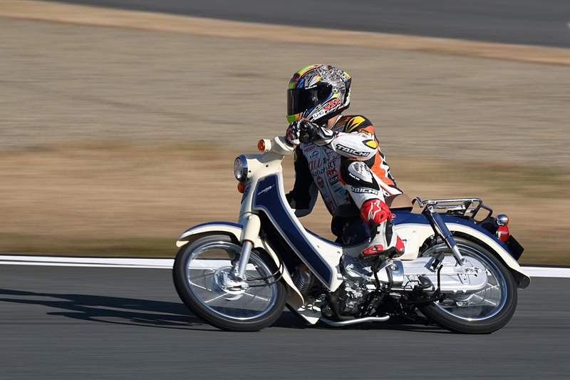 スーパーカブでもMotoGPマシンの乗り方になってしまうライダーもすごい