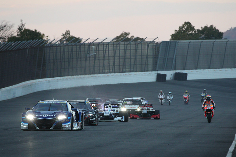 フィナーレに向けてパレードランが行なわれる