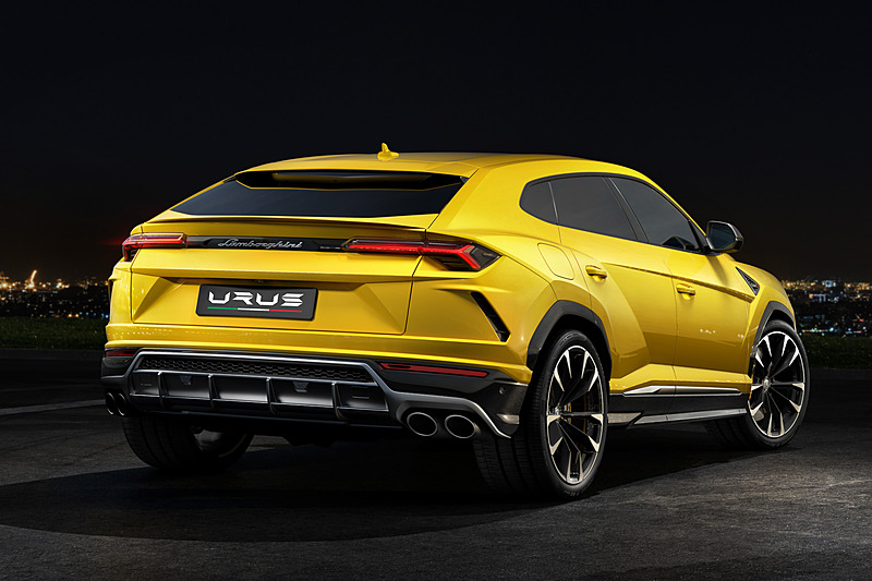 スーパーSUV「ウルス」。アルミニウムコンポジットの軽量ボディを採用するなど乾燥重量は2200kg。タイヤはピレリ「P ZERO」を装着、サイズはフロントが285/45 R21～285/35 R23、リアが315/40 R21～325/30 R23を装備。後輪操舵を採用して最小回転円は11.8m（動的条件による変動の平均値）