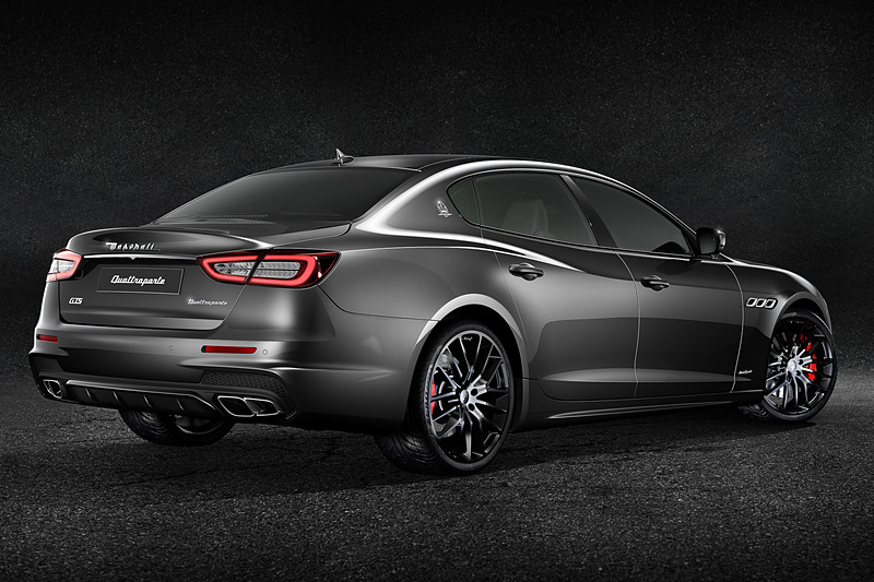 カーボン加飾やチターノグロッシーブラック 21インチホイールなどにより“至高の黒”を表現