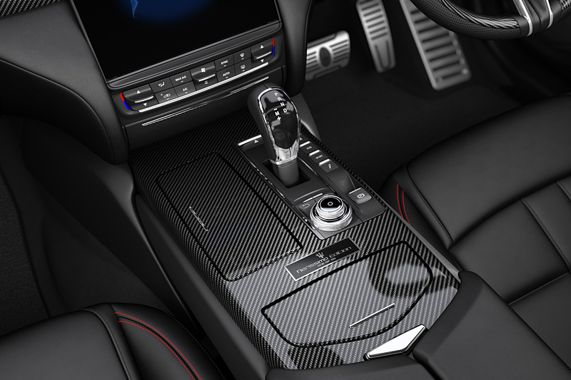 インテリアでもカーボン加飾を要所に使い、センターコンソールに限定モデルであることを示すデディケーション・プレートを装着。8速ATをマニュアル変速するギヤシフトパドルもカーボンとなる
