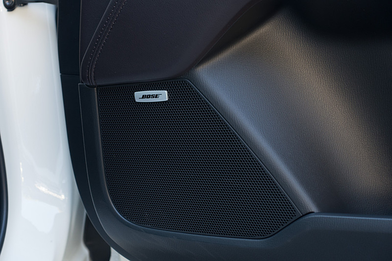フロントドアの165mmスピーカー。こちらもBOSEロゴ