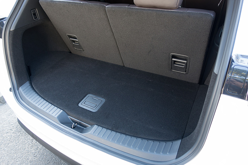 ラゲッジルーム下部のスペアタイヤボックスにある130mmRichBassウーファーは、このように配置。左にオフセットさせていることで、ユーティリティスペースを作り出している。指向性の弱い音域のため、この配置が気になることはない