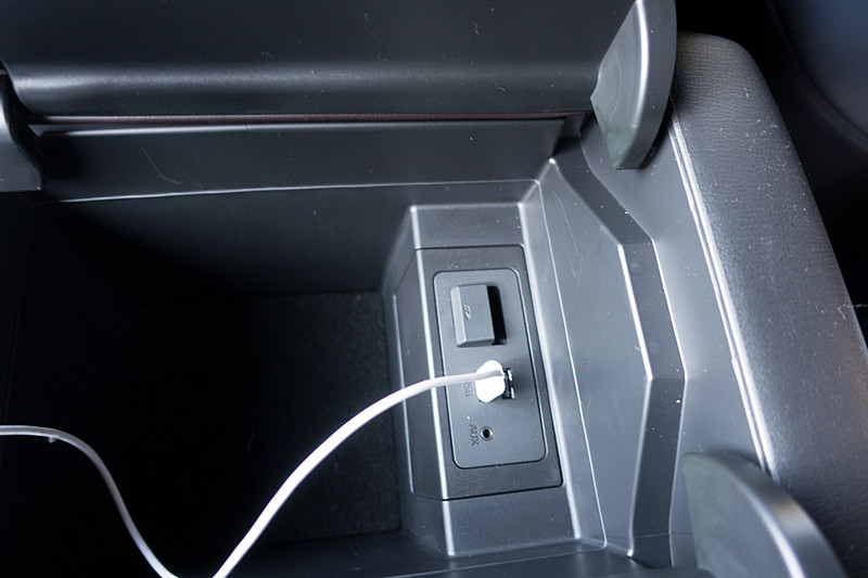 接続はセンターコンソールのUSB端子から。別途AUX入力端子もDAC出力をつないで確認してみたが、ノイズもなく大入力に強い質のよいものだった