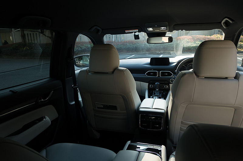 3列目シートからの風景。CenterpointをONにすると、マツダコネクトの上方にボーカルの音像が定位する