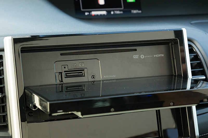 ディスプレイを倒すとCD/DVDおよび、SDメモリーカードのスロットが現れる