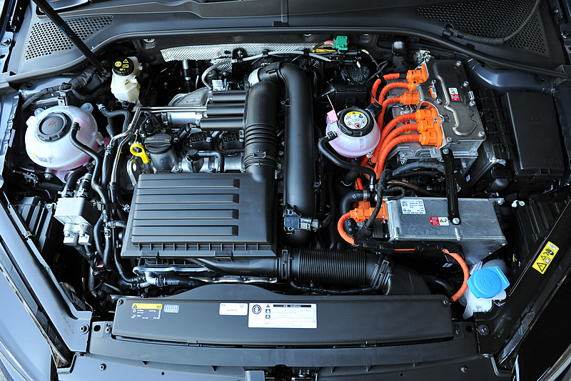 ゴルフ GTEでは最高出力110kW（150PS）/5000-6000rpm、最大トルク250Nm（25.5kgm）/1500-3500rpmを発生する直列4気筒DOHC 1.4リッターターボエンジンに、最高出力80kW（109PS）、最大トルク330Nm（33.6kgm）のモーターを組み合わせ、トランスミッションに6速DSGを採用。JC08モード燃費は19.9km/Lとなる。EV走行可能距離は45.0km（JC08モード）