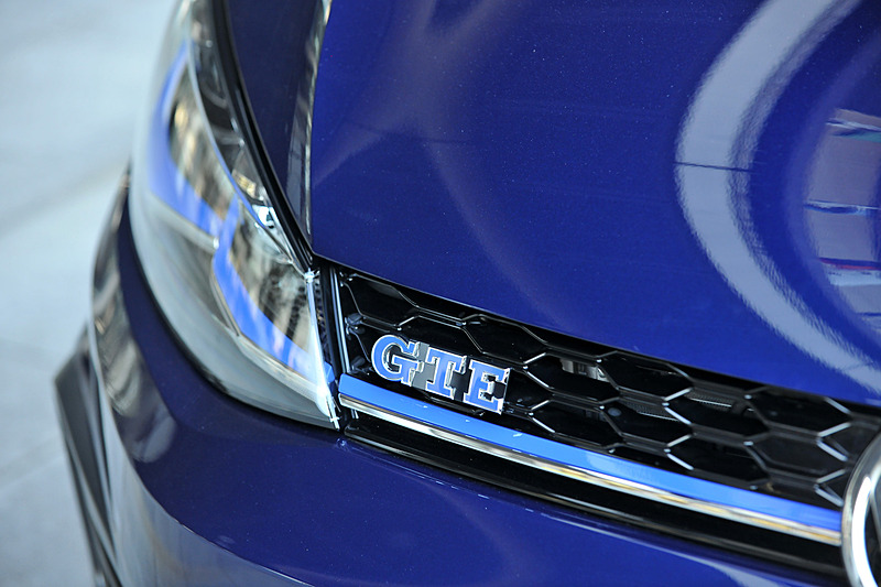 PHEVの「ゴルフ GTE」のボディサイズはe-ゴルフと共通。車両重量は1580kg。価格は469万円。モーターで走行する「Eモード」、エンジンと電気モーターを使用する「ハイブリッド」、駆動用バッテリー充電量を一定に保つために再充電しながら走行する「バッテリーホールド」、駆動用バッテリーを優先的に充電する「バッテリーチャージ」、アクセル反応や変速ポイントなどがスポーティになり、エンジンとモーターを同時に作動させてシステム最大出力を発生する「GTEモード」という5つの走行モードが用意される