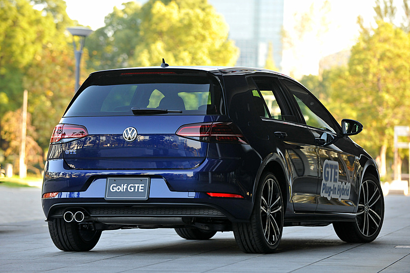 PHEVの「ゴルフ GTE」のボディサイズはe-ゴルフと共通。車両重量は1580kg。価格は469万円。モーターで走行する「Eモード」、エンジンと電気モーターを使用する「ハイブリッド」、駆動用バッテリー充電量を一定に保つために再充電しながら走行する「バッテリーホールド」、駆動用バッテリーを優先的に充電する「バッテリーチャージ」、アクセル反応や変速ポイントなどがスポーティになり、エンジンとモーターを同時に作動させてシステム最大出力を発生する「GTEモード」という5つの走行モードが用意される