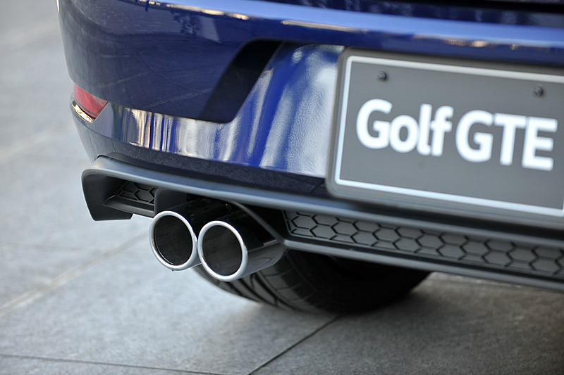 エクステリアでは、フロントバンパーを現行の「ゴルフ GTI」と同形状にするとともに、C字型のLEDポジショニングランプを採用。足下は17インチアルミホイールが標準装備になるが、撮影車はアダプティブシャシーコントロール「DCC」と5ダブルスポークの18インチアルミホイール（タイヤはブリヂストン「POTENZA S001」［225/40 R18］）からなる「DCCパッケージ」を装着