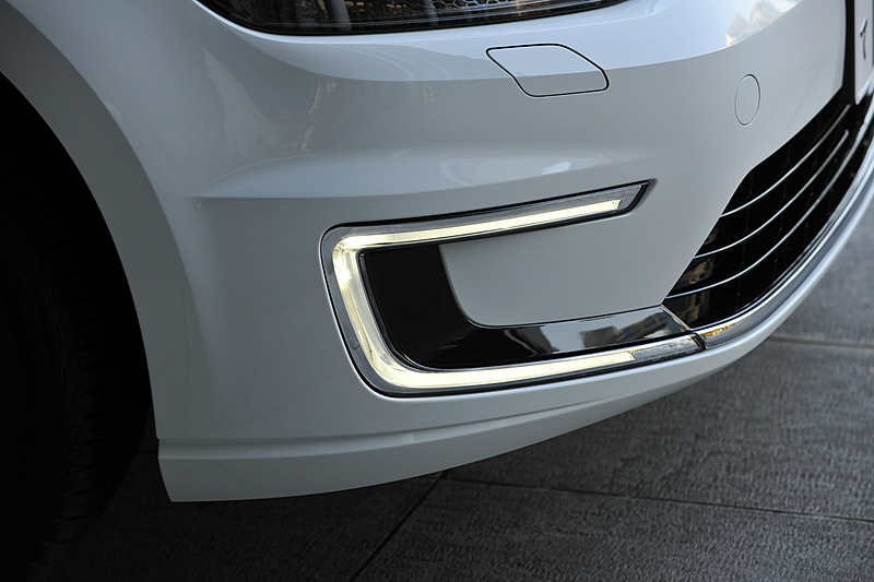 エクステリアではブルーの挿し色やフロントにC字型LEDポジショニングランプを採用するほか、消費電力の少ないLEDヘッドライトを標準装備。16インチアルミホイールは専用装備品で、ブリヂストン「TURANZA T001」（205/55 R16）を組み合わせる。ボディカラーは「ピュアホワイト」のみの設定。e-ゴルフではフロントグリルのエンブレム内に普通充電の充電ポートを、右リアに急速充電用の充電ポートが用意される。急速充電では約35分でバッテリー容量の80％まで充電を行なうことができる