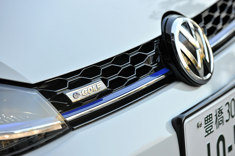 エクステリアではブルーの挿し色やフロントにC字型LEDポジショニングランプを採用するほか、消費電力の少ないLEDヘッドライトを標準装備。16インチアルミホイールは専用装備品で、ブリヂストン「TURANZA T001」（205/55 R16）を組み合わせる。ボディカラーは「ピュアホワイト」のみの設定。e-ゴルフではフロントグリルのエンブレム内に普通充電の充電ポートを、右リアに急速充電用の充電ポートが用意される。急速充電では約35分でバッテリー容量の80％まで充電を行なうことができる