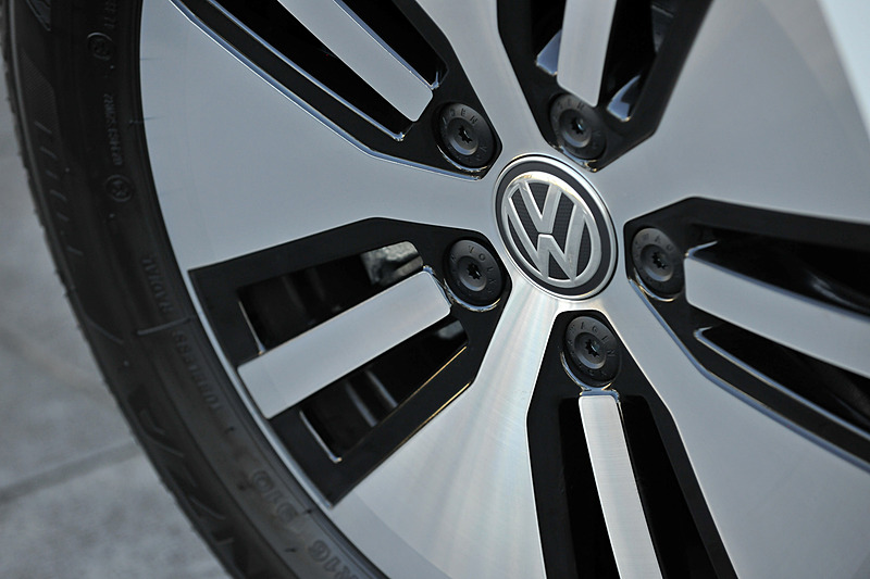 エクステリアではブルーの挿し色やフロントにC字型LEDポジショニングランプを採用するほか、消費電力の少ないLEDヘッドライトを標準装備。16インチアルミホイールは専用装備品で、ブリヂストン「TURANZA T001」（205/55 R16）を組み合わせる。ボディカラーは「ピュアホワイト」のみの設定。e-ゴルフではフロントグリルのエンブレム内に普通充電の充電ポートを、右リアに急速充電用の充電ポートが用意される。急速充電では約35分でバッテリー容量の80％まで充電を行なうことができる