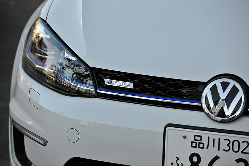 エクステリアではブルーの挿し色やフロントにC字型LEDポジショニングランプを採用するほか、消費電力の少ないLEDヘッドライトを標準装備。16インチアルミホイールは専用装備品で、ブリヂストン「TURANZA T001」（205/55 R16）を組み合わせる。ボディカラーは「ピュアホワイト」のみの設定。e-ゴルフではフロントグリルのエンブレム内に普通充電の充電ポートを、右リアに急速充電用の充電ポートが用意される。急速充電では約35分でバッテリー容量の80％まで充電を行なうことができる