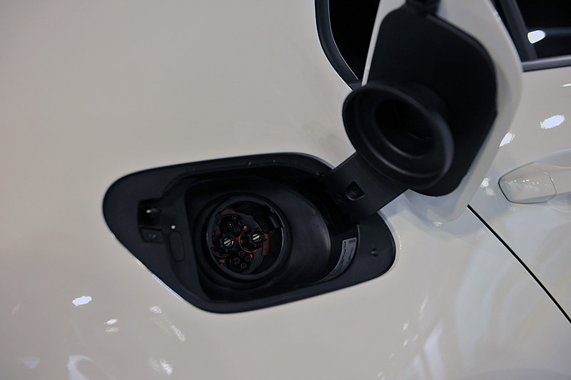 エクステリアではブルーの挿し色やフロントにC字型LEDポジショニングランプを採用するほか、消費電力の少ないLEDヘッドライトを標準装備。16インチアルミホイールは専用装備品で、ブリヂストン「TURANZA T001」（205/55 R16）を組み合わせる。ボディカラーは「ピュアホワイト」のみの設定。e-ゴルフではフロントグリルのエンブレム内に普通充電の充電ポートを、右リアに急速充電用の充電ポートが用意される。急速充電では約35分でバッテリー容量の80％まで充電を行なうことができる