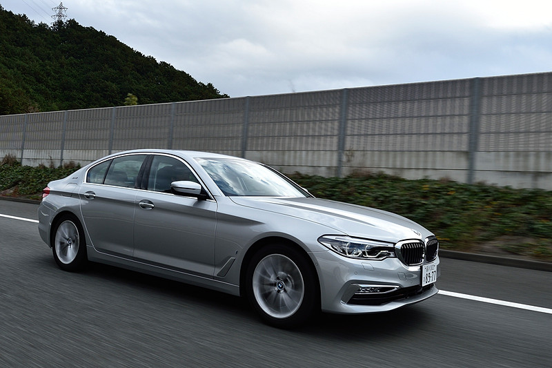 今回使用した530e iPerformanceのグレードは「Luxury」。ボディサイズは4945×1870×1485mm（全長×全幅×全高）で、ホイールベースは2975mm