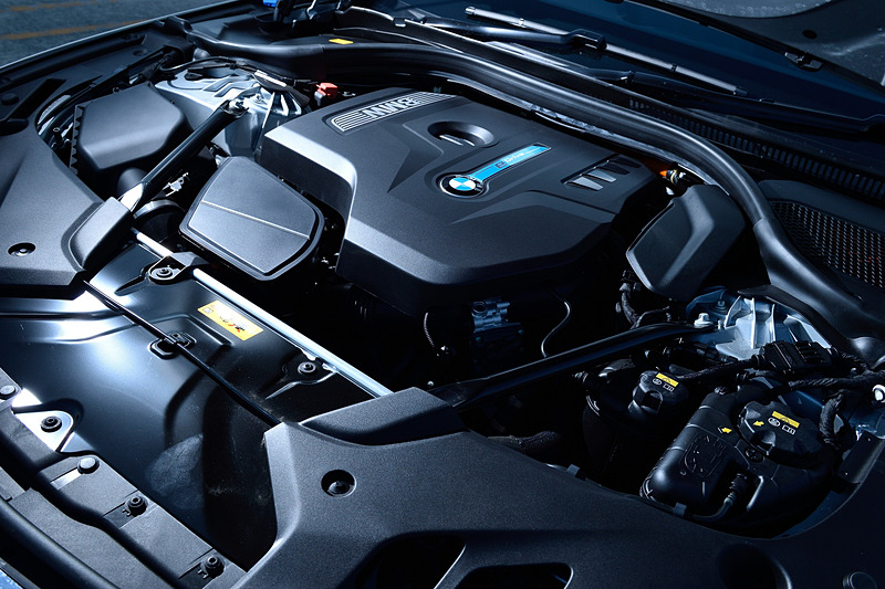 最高出力135kW（184PS）/5000rpm、最大トルク290Nm（29.6kgm）/1350-4250rpmを発生する直列4気筒DOHC 2.0リッターエンジンと、最高出力83kW（113PS）/3170rpm、最大トルク250Nm（25.5kgm）/3170rpmを発生する電気モーターを搭載。システムトータルの最高出力は218kW（297PS）、最大トルク540PS（55.1kgm）となる