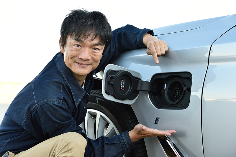 充電ポートはフロント左側に設置。LEDも装着され、夜間の充電でも分かりやすいように工夫されている