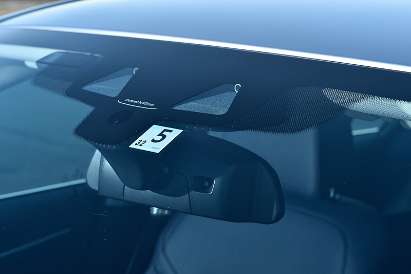 ルームミラー上にはステレオカメラを装着