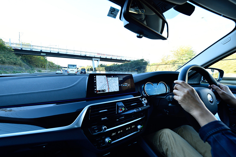 土曜日の朝ということもあり、ナビの画面上でも下り車線は赤の渋滞表示が続く