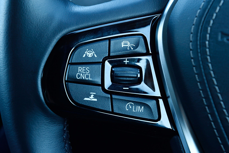 ACCなどのスイッチ関連は、ステアリング左側に分かりやすくまとめられている