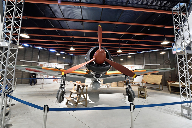 1階には零戦の実機も展示されている