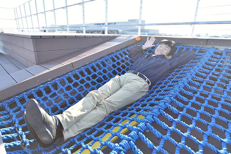展望台では、用意されたハンモックに寝転びながら飛行機の離着陸の様子を眺める……、なんてことも