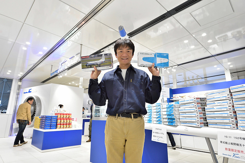 売店では本格的な模型のほかに、飛行機のタイヤカスさきいかも売られている