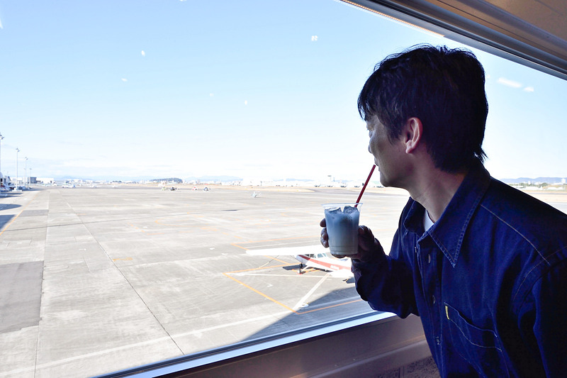 滑走路を見ながら、そらラテをいただく