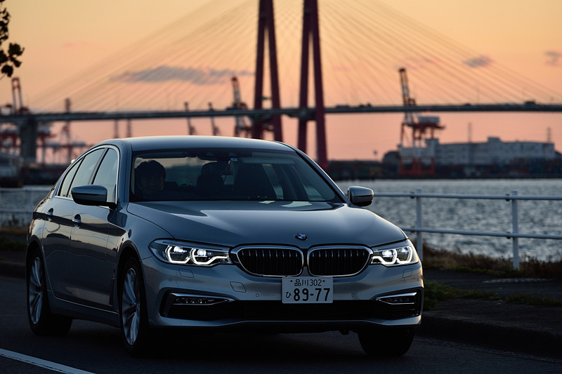 夕闇が迫るにつれ、点灯しているヘッドライトやテールランプのデザインが際立ってくる