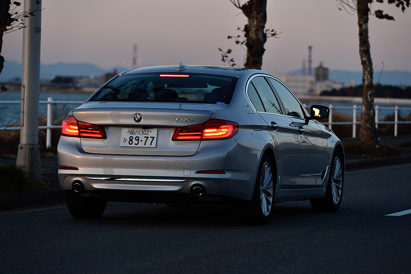 夕闇が迫るにつれ、点灯しているヘッドライトやテールランプのデザインが際立ってくる