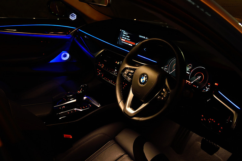 インテリアの照明はiDrive上で変更が可能