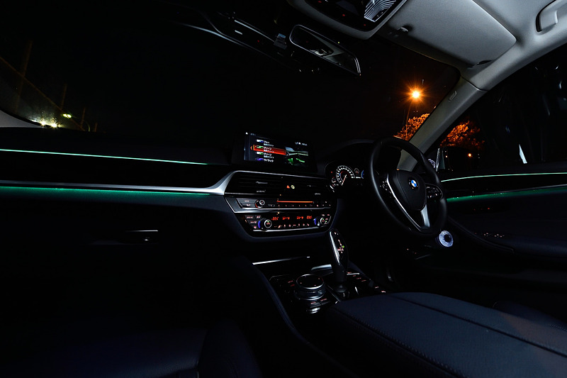 インテリアの照明はiDrive上で変更が可能