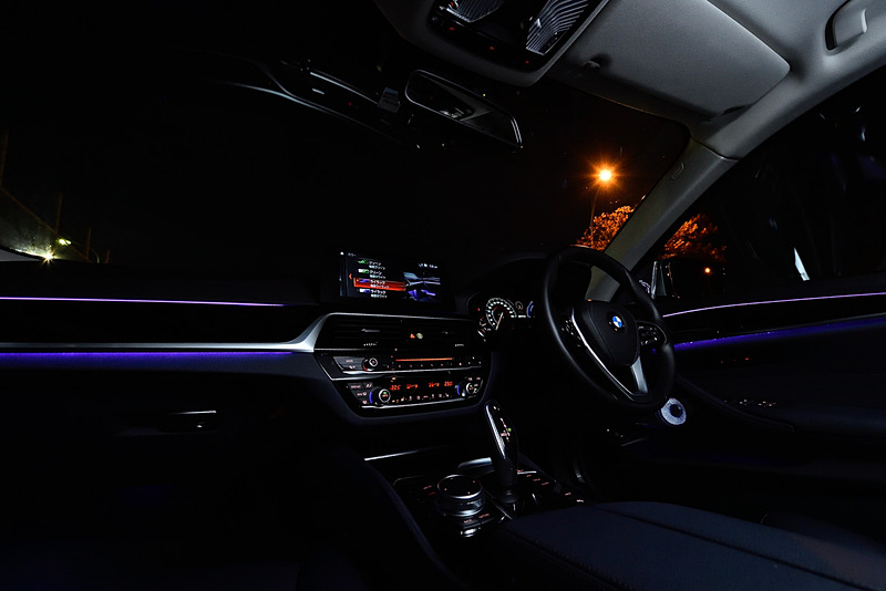 インテリアの照明はiDrive上で変更が可能