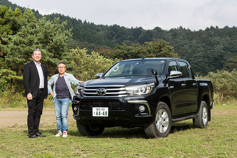 インタビュー後、新型「ハイラックス」と並んで立つトヨタ自動車株式会社 常務役員 CV Company Executive Vice President 中嶋裕樹氏（左）と松田秀士氏（右）