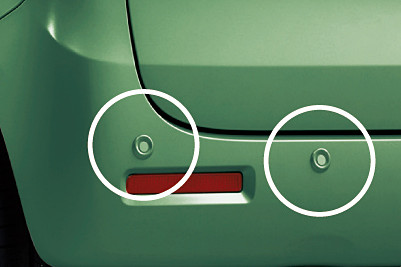 スズキ セーフティ サポートに追加された「後退時ブレーキサポート」「後方誤発進抑制機能」「リヤパーキングセンサー」は、リアバンパーに内蔵したセンサーで障害物を検知