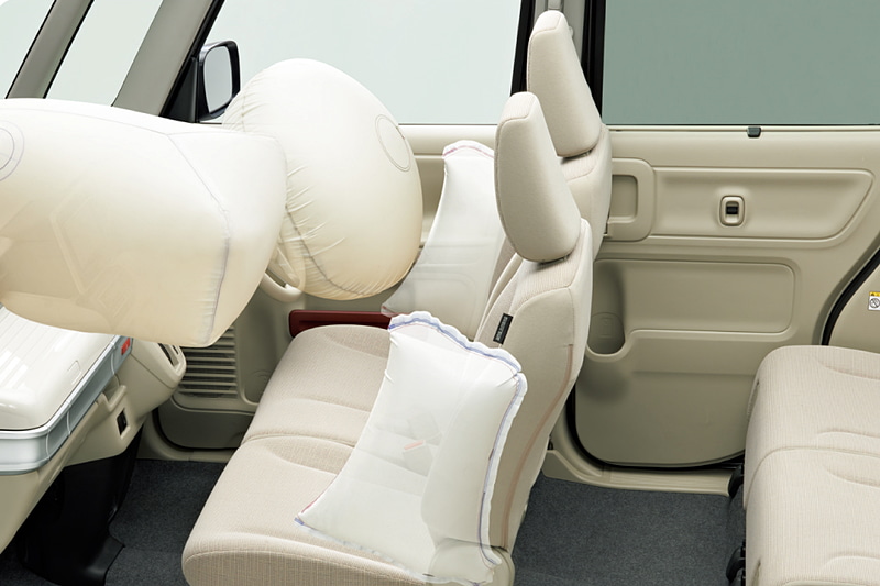 「フロントシートSRSサイドエアバッグ」を全車標準装備。なお、スペーシア カスタムの「HYBRID XSターボ」には「SRSカーテンエアバッグ」も標準装備される