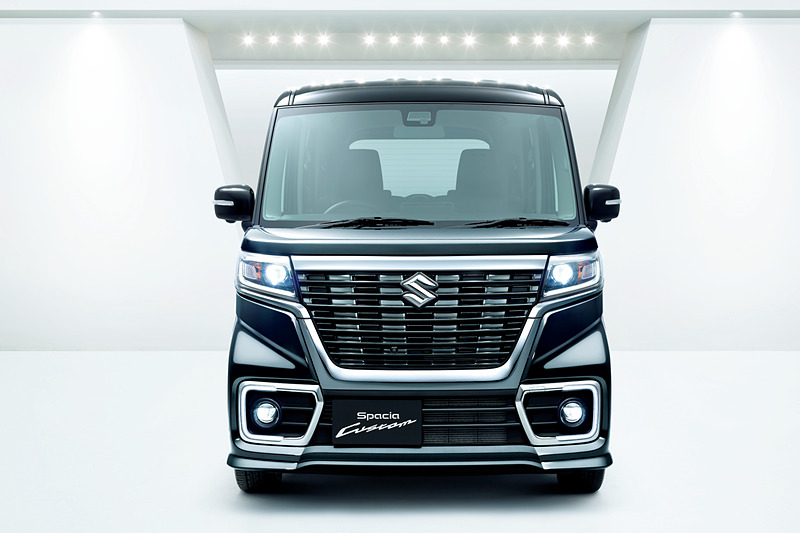 2色のメッキを用いた大型のフロントグリルと、LEDのヘッドライトやフォグランプで迫力と存在感を表現したスペーシア カスタムのエクステリア