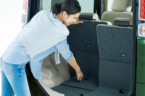 リアシートはワンタッチフォールディング式。シートスライド量は従来モデルより50mm増えた210mm