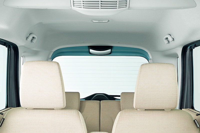 HYBRID Gを除くモデルに装備される「後方視界支援ミラー」は、リアガラスの視界を妨げない位置に設置