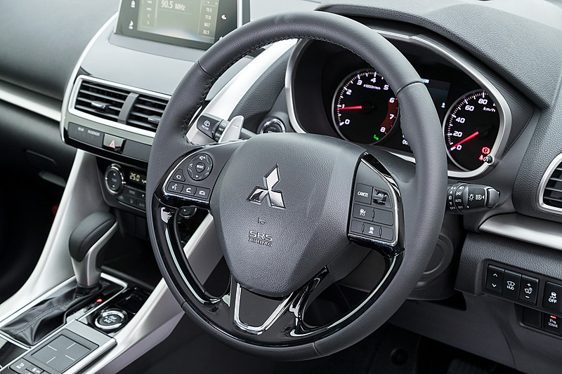 ブラックを基調にしたインテリアでは、同社初採用となるカラーヘッドアップディスプレイや、スマートフォン連携ディスプレイオーディオなどを装備。Apple CarPlayやAndroid Autoなどの操作が行なえるタッチパッドコントローラーも備わる。4WD車では車両運動統合制御システム「S-AWC（Super All Wheel Control）」を搭載し、「AUTO」「SNOW」「GRAVEL」から走行モードを選択できる