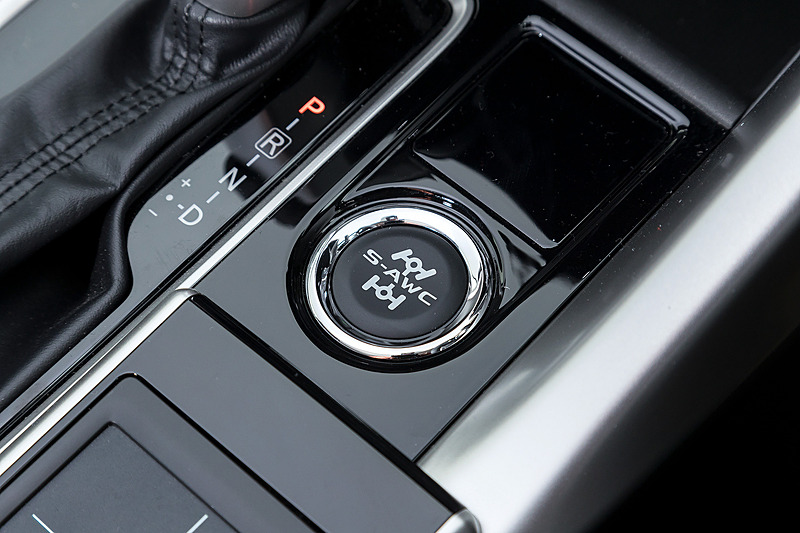 ブラックを基調にしたインテリアでは、同社初採用となるカラーヘッドアップディスプレイや、スマートフォン連携ディスプレイオーディオなどを装備。Apple CarPlayやAndroid Autoなどの操作が行なえるタッチパッドコントローラーも備わる。4WD車では車両運動統合制御システム「S-AWC（Super All Wheel Control）」を搭載し、「AUTO」「SNOW」「GRAVEL」から走行モードを選択できる