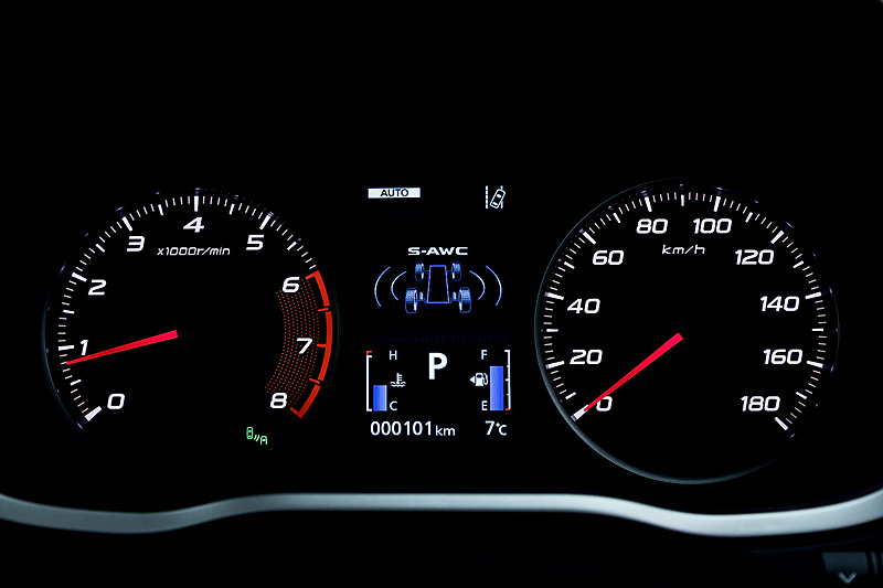 ブラックを基調にしたインテリアでは、同社初採用となるカラーヘッドアップディスプレイや、スマートフォン連携ディスプレイオーディオなどを装備。Apple CarPlayやAndroid Autoなどの操作が行なえるタッチパッドコントローラーも備わる。4WD車では車両運動統合制御システム「S-AWC（Super All Wheel Control）」を搭載し、「AUTO」「SNOW」「GRAVEL」から走行モードを選択できる