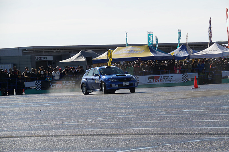 パドックエリアではラリー車両のデモ走行が観客の間近で披露されラリーの雰囲気を感じられた