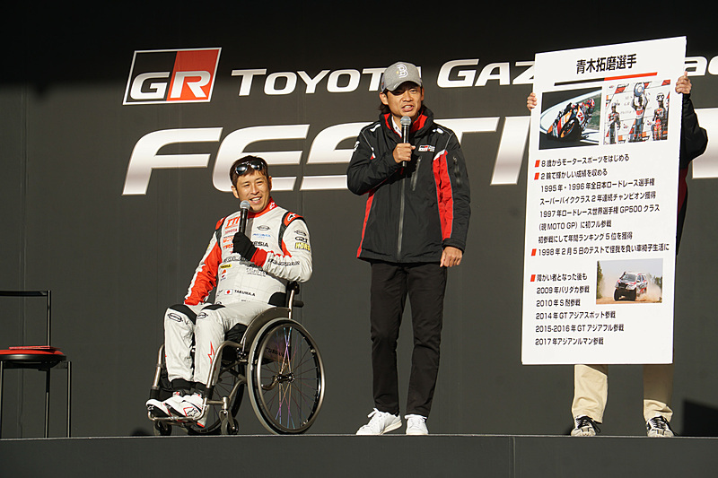 TOYOTA GAZOO Racing アンバサダーの脇坂寿一氏と車椅子のレーサーとして活動する青木拓磨氏による「バリアフリーモータースポーツトークショー」。青木氏はニュル24時間レースやル・マン24時間レース挑戦したいという将来の夢などを語った