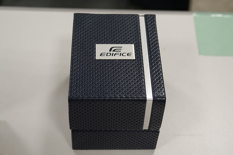 保存用の外箱。この箱に入れた場合など、暗所では針が自動で停止して節電状態になり、無駄なバッテリー消費を避けることができる