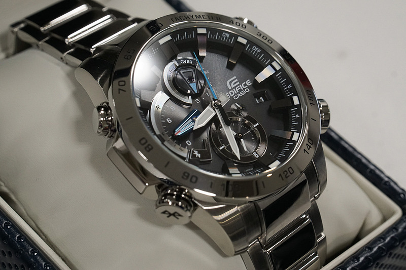 左側面のボタンは、上側（画面左のボタン）がモード切替ボタン、下側（画面右のボタン）がBluetoothを開始するボタン