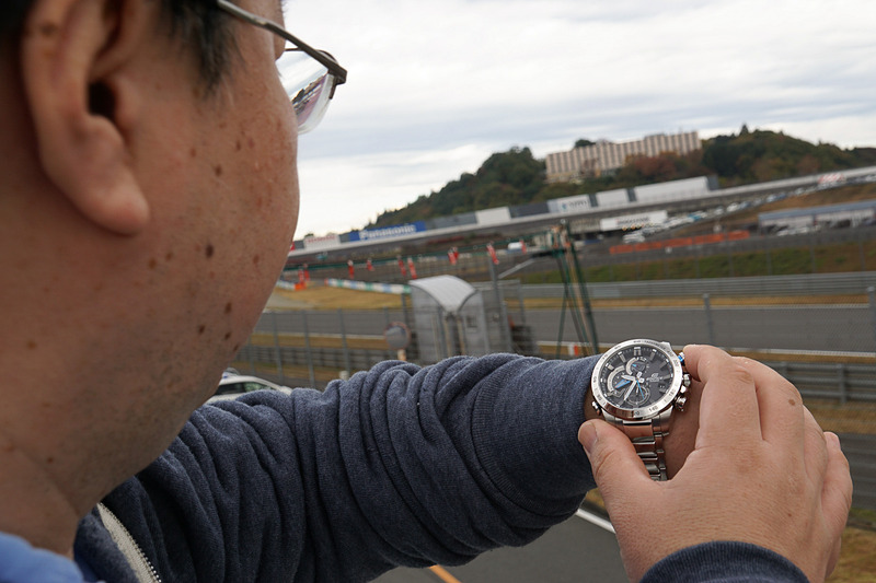 ターゲット車両が来たらストップウォッチで計測開始