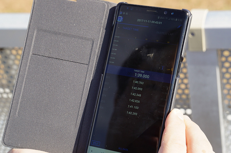 スマホと接続してデータを転送すると、計ったタイムをその場でラップチャート形式で確認できる